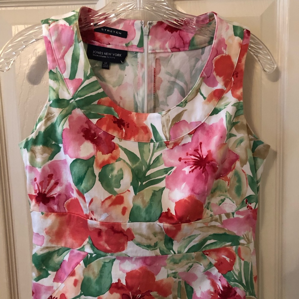 Jones New York Women’s Petite Sleeveless Dress. Vibrant floral, knee length